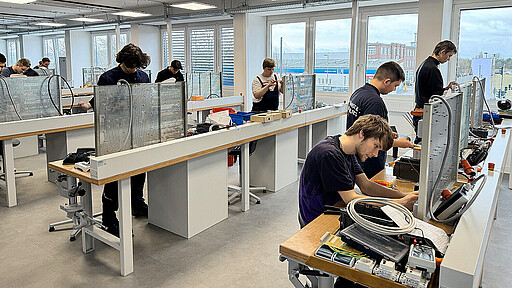 Ausbildungswerkstatt Blick in die Werkstatt - ein moderner Ort für praktisches Lernen