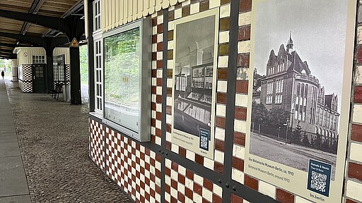 Rund 20 historische Schwarz-Weiß-Fotografien zeigen Lichterfeldes Mitte vor über 100 Jahren - und per QR-Code-Scan gibt es ihre farbigen Jetztzeit-Pendants.