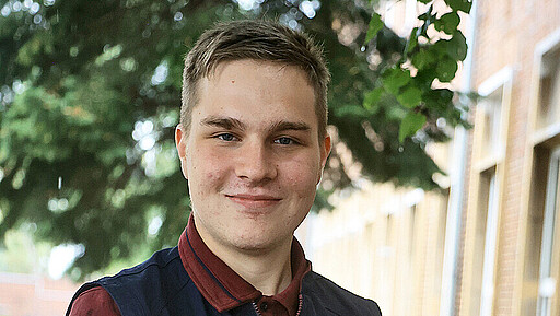Kindheitstraum wird Wirklichkeit Dennis Redler (19) startet seine Ausbildung zum Eisenbahner im Betriebsdienst bei der S-Bahn.