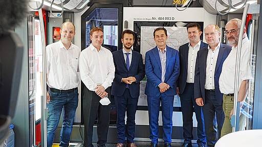 Nigelnagelneue Züge auf der S46 Besichtigung der neuen S-Bahn mit S-Bahnchef Peter Buchner (m.)