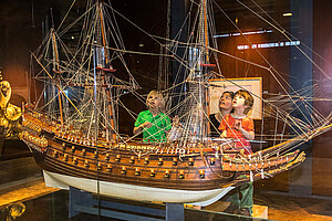 Lebenswelt Schiff Die prachtvollen Schnitzereien der schwedischen VASA von 1628 zeigen, dass Schiffe auch als Repräsentationsobjekte und Ausdruck von Macht dienten.