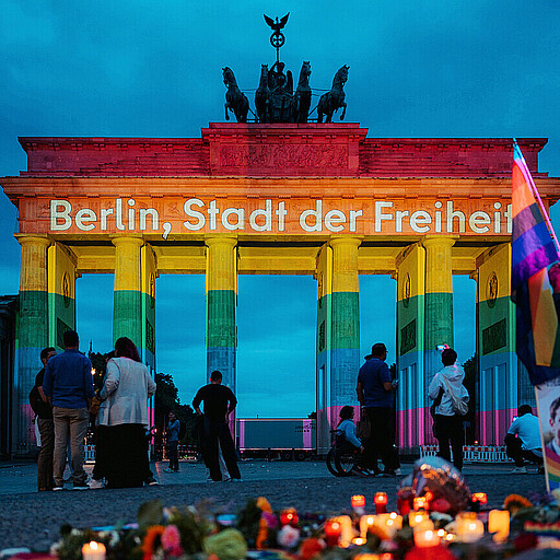 Mit Kerzen und Regenbogenfarben erinnern Menschen nach dem tragischen Ende des CSD an die Opfer.
