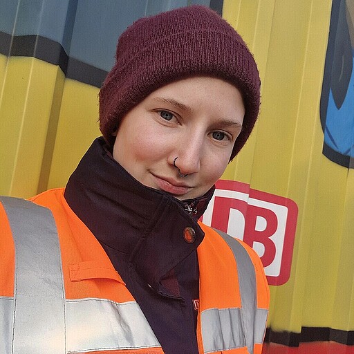 In Ausbildung Angehende Lokführerin: Charlize Werner macht aktuell eine Ausbildung zur Eisenbahnerin im Betriebsdienst.