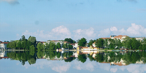 Blick auf Strausberg vom Ufer des Straussees