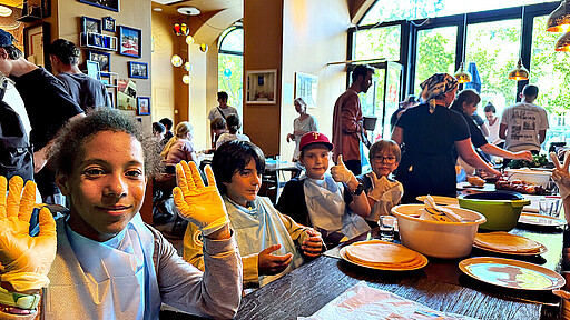 „Meet and Eat” fördert den Austausch von Jugendlichen mit und ohne Migrationshintergrund.