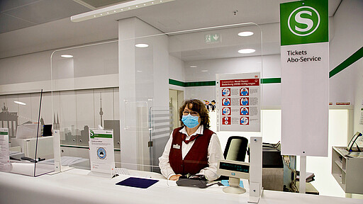 Kundenzentrum Ostbahnhof Reiseberaterin K. Jäger an ihrem neuen Arbeitsplatz