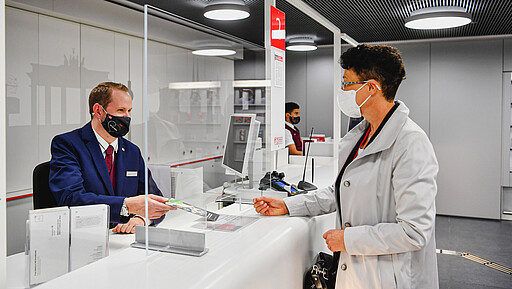 Als erste Anlaufstelle vor allem für Flugreisende, bietet das neue Reisezentrum persönliche Beratung in sieben verschiedenen Sprachen an.