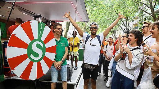 Glückliche Gewinner:innen am Glücksrad freuten sich über tolle Goodies.