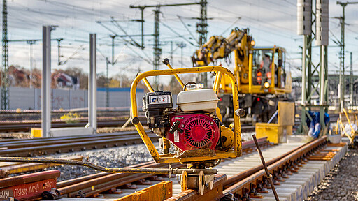 Bauarbeiten Baustelle mit Gleisbaumaschinen