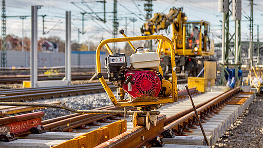 Baustelle mit Gleisbaumaschinen