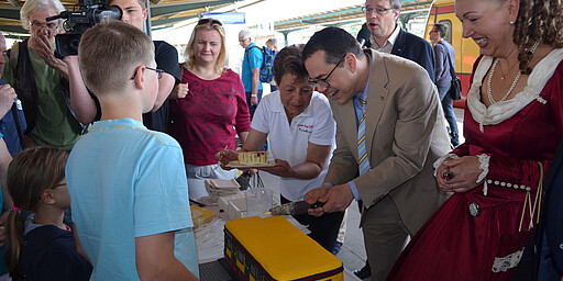 Zur feierlichen Zugtaufe am 28. Mai empfingen Bürgermeister Hans-Joachim Laesicke und S-Bahn-Chef Peter Buchner auch Kurfürstin Louise Henriette von Oranien, die einstige Namensgeberin von Oranienburg.