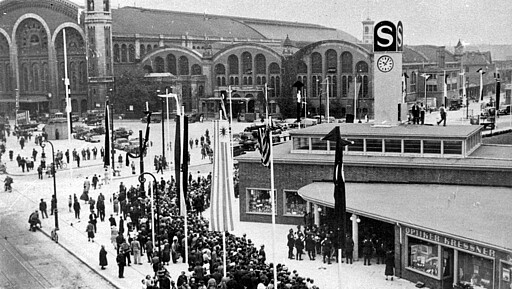 Schaulustige vor dem Stettiner Bahnhof Zur Eröffnungsfeier des nördlichen Teilabschnitts der Nordsüd-S-Bahn in der Empfangshalle des Stettiner S-Bahnhofs drängten sich draußen Schaulustige. Im Hintergrund der Fernbahnhof.