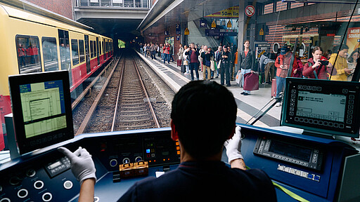 Angekommen – die S15 erreicht Gesundbrunnen Andrea Koch bei der Ankunft der S15 am Bahnhof Gesundbrunnen – begrüßt von Applaus und begeisterten S-Bahnfans.