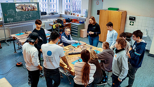 Die „Schnuppertage Handwerk“ haben bereits über 600 Jugendlichen einen Einblick in praktische Berufs- felder ermöglicht.