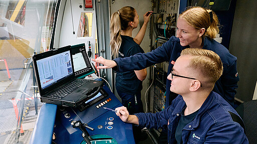 Daran arbeiten unsere Elektroniker:innen: Platinen waschen, Mikros testen, Fehler aufspüren.