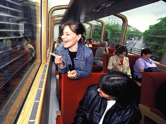 Die Panorama-S-Bahn Die Panorama-Bahn fällt durch ihre Fenster ins Auge