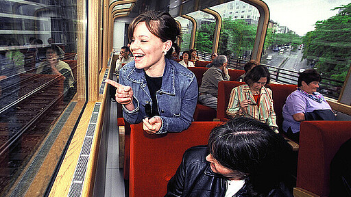 Die Panorama-S-Bahn Die Panorama-Bahn fällt durch ihre Fenster ins Auge