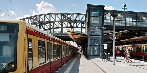 Zug am Bahnhof Bornholmer Straße