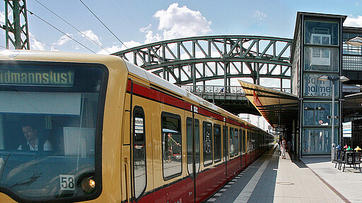 Die Hausordnung sorgt sowohl für Sicherheit als auch Sauberkeit und bittet um einen respektvollen Umgang miteinander Zug am Bahnhof Bornholmer Straße