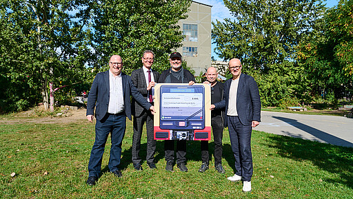 3.500 Euro für das GleisBeet: (v.l.n.r.) Sven Heinemann, Christian Gaebler, Uwe Hiksch, ein weiterer Teilnehmer und S-Bahn-Chef Heiko Büttner bei der Scheckübergabe auf dem ehemaligen Wriezener Güterbahnhof.