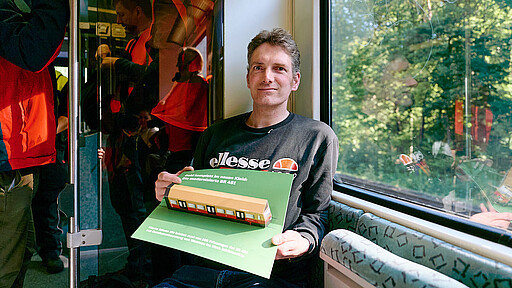 Abschied mit Begeisterung Gerrit W. wollte die letzte Fahrt mit dem alten 481er-Design unbedingt miterleben. Die Klappkarte zeigt bereits das neue Design.