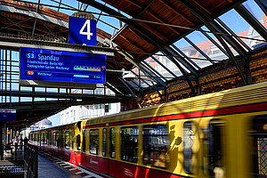 Pilotprojekt der S-Bahn Berlin - Lichtsensor zeigt Fahrgästen, wie viel Platz im Zug ist.