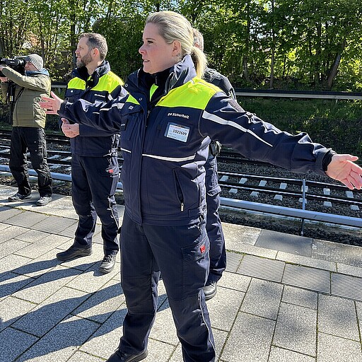 Abstand zur Bahnsteigkante Die Schüler:innen wissen jetzt, warum es so wichtig ist, hinter der weißen Linie zu warten, bis der Zug steht.