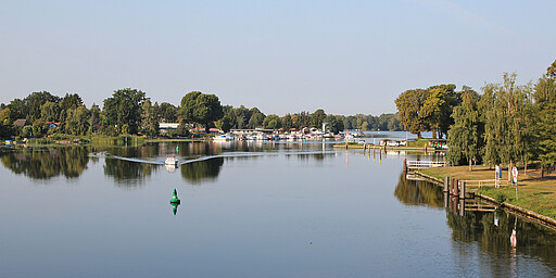 Mitten durch den See verläuft die Grenze zwischen Berlin und Brandenburg.