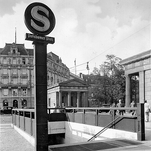 S-Bahn-Signet Der Eingang zum Tunnelbahnhof am Potsdamer Platz: In Betrieb ging der S-Bahnhof Potsdamer Platz am 15. April 1939.