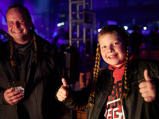 Romano-Konzert 2019 Junger Fan mit Romano-Zöpfen