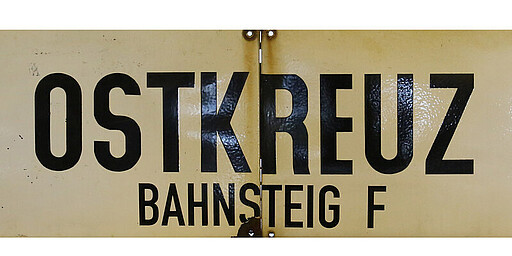Ostkreuz Historisches Bahnhofsschild des Bahnhofs Ostkreuz aus DDR-Zeiten.