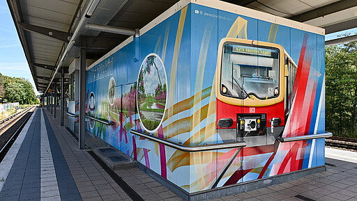 Bunte S-Bahn-Welt Auch der Bahnhof Licherfelde Süd erstrahlt in neuer Optik.