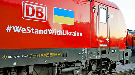 In der Nacht zum Freitag ist im Rangierbahnhof Seddin bei Berlin ein erster Zug mit 15 Tonnen Hilfsgütern für die Menschen in der Ukraine gestartet.