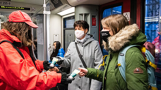 Dankeschön Dezember 2020 Ein Dankeschön für die Treue in der Coronazeit: Anfang Dezember konnten sich die Fahrgäste über wohltuende Cremes für strapazierte Hände freuen.