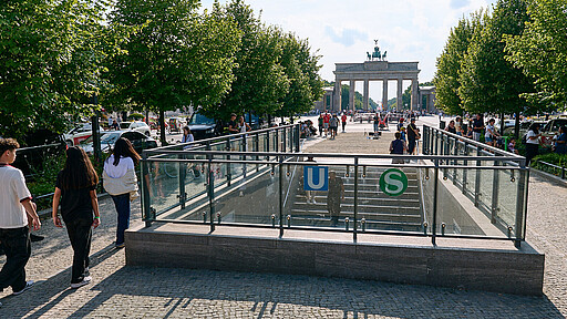 Vom Boulevard in den Untergrund Der Zugang zur heutigen Station Brandenburger Tor führt an den Ort des 1936 eröffneten Bahnhofs Unter den Linden zurück.