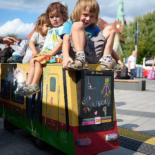Ein Festival für die S-Bahn Bitte abfahren: Auch die Kleinsten hatten viel Spaß beim Bahnhofsfest in Bernau.