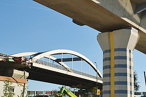 Neue Brücke für die S-Bahn an der Perleberger Straße. Im Vordergrund ein Pfeiler der bestehenden Fernbahn.