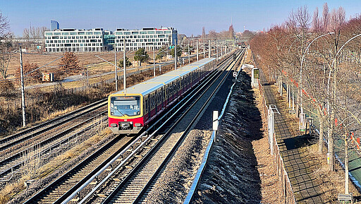 Die Leit- und Sicherungstechnik wird im Berliner Südosten modernisiert. Um Signale oder Weichen mit Strom zu versorgen, verlegt DB InfraGO AG neue Kabel entlang der Gleise.