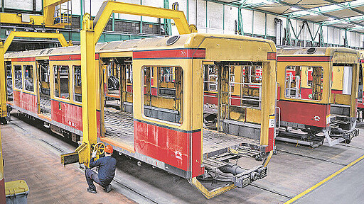 Langlebigkeit Lackiererei - vorher Die Züge sind am Anfang alles – nur nicht mehr „schick und schön“.