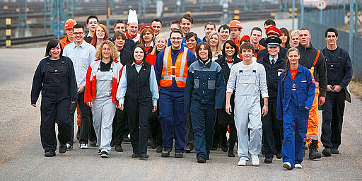 Gemeinsam mehr erreichen Der Start in eine Ausbildung bei der Deutschen Bahn bietet viele Möglichkeiten der beruflichen Entwicklung.