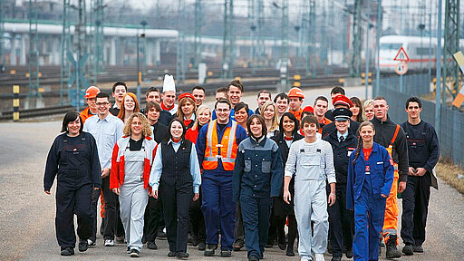 Der Start in eine Ausbildung bei der Deutschen Bahn bietet viele Möglichkeiten der beruflichen Entwicklung. Der Start in eine Ausbildung bei der Deutschen Bahn bietet viele Möglichkeiten der beruflichen Entwicklung.