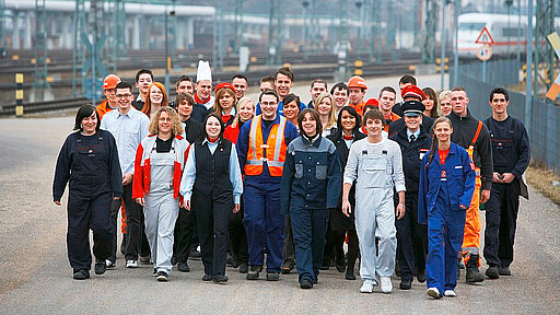 Gemeinsam mehr erreichen Der Start in eine Ausbildung bei der Deutschen Bahn bietet viele Möglichkeiten der beruflichen Entwicklung.
