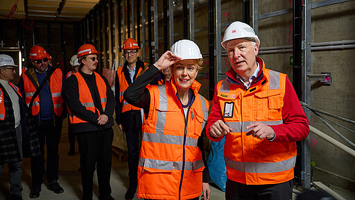 Wo die S15 in Zukunft hält Verkehrssenatorin Manja Schreiner Alexander Kaczmarek, DB-Konzernbevollmächtigter für Berlin, Brandenburg und Mecklenburg-Vorpommern bei der Begehung des unterirdischen Interimsbahnsteigs am Berliner Hauptbahnhof.