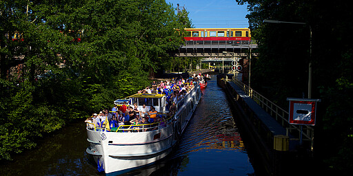 Zug der BR 481 überquert den Landwehrkanal im Tiergarten