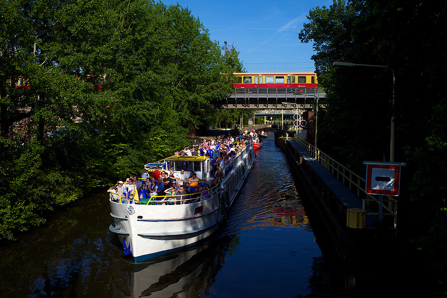 Zug der BR 481 überquert den Landwehrkanal im Tiergarten