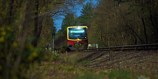 S7 an der Böckmannbrücke vor Griebnitzsee