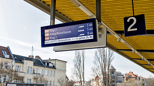 Groß und in Farbe. Ein neuer Zug-Info-Monitor am S-Bahnhof Bundesplatz.