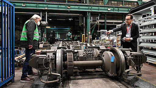 Technische Feinheiten S-Bahn Chef Peter Buchner (rechts) ließ sich es sich nicht nehmen, auch über technische Details der Runderneuerung zu berichten.