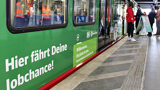Hier fährt Deine Jobchance! Mit 47 direkten Zusagen war die Rekrutierungsfahrt des Bewerbungszug der S-Bahn Berlin ein voller Erfolg.