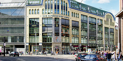  Die Hackeschen Höfe in Berlin-Mitte sind bei Tag und Nacht ein Magnet für Berliner:innen und Tourist:innen. 